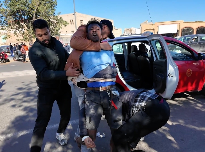 الشرطة السياحية شدات مهاجر إفريقي ومعاه صاك الكوكايين والحشيش وسط السوق النموذجي فكازا